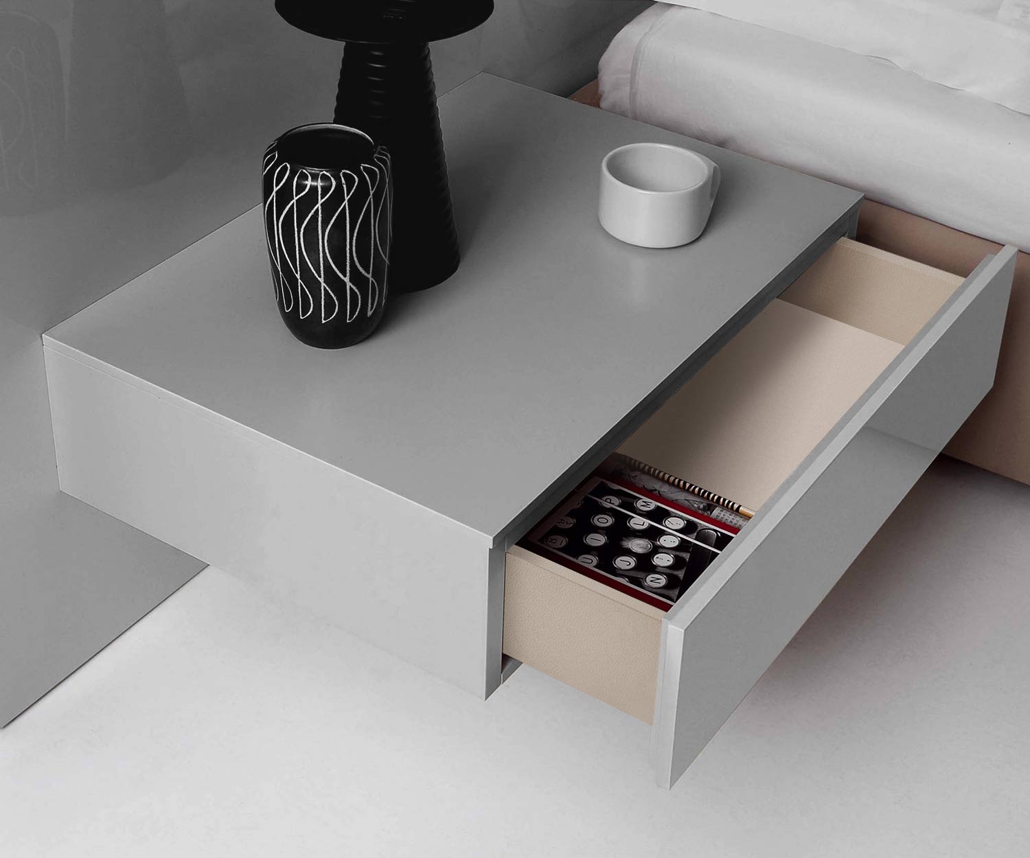 Novamobili Designer bedside cabinet Easy 1 drawer detail light grey glossy