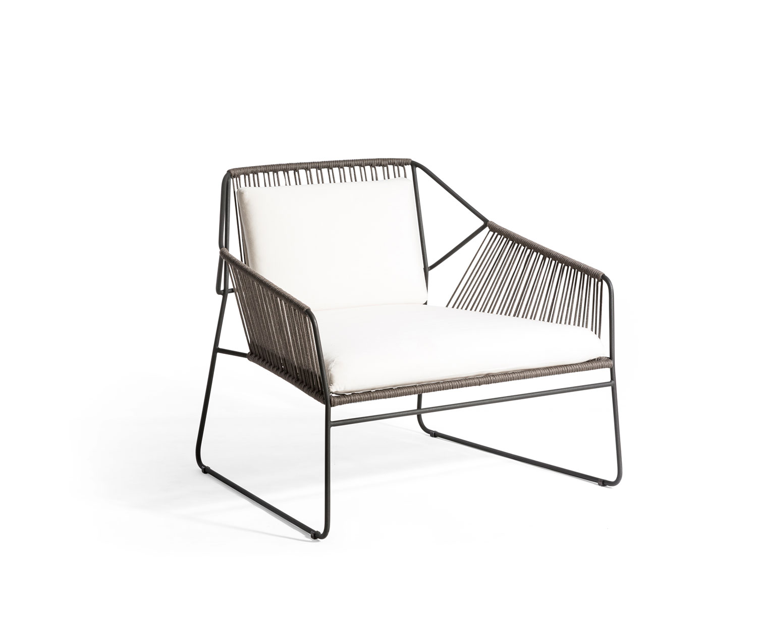 Oasiq Sandur Schnur design armchair with dark grey frame and white seat cushion