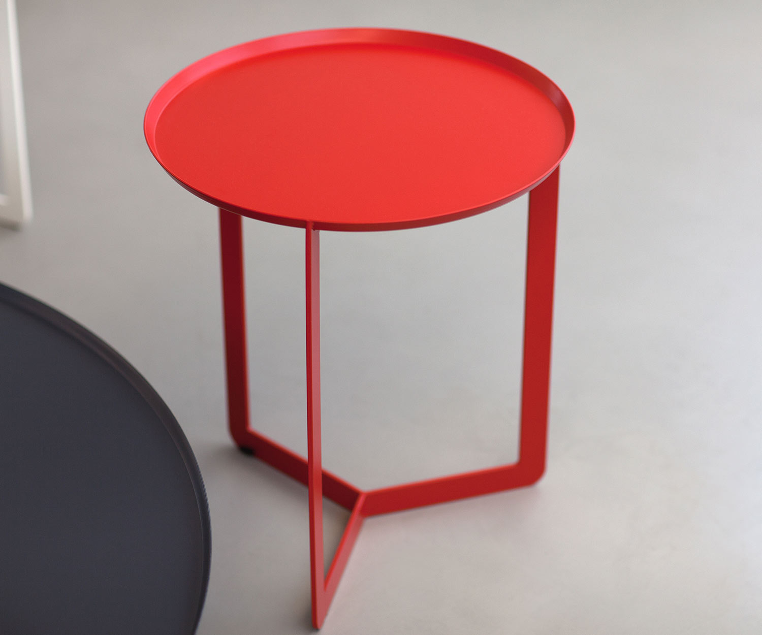 Exclusive MEME Design Round 1 side table in red