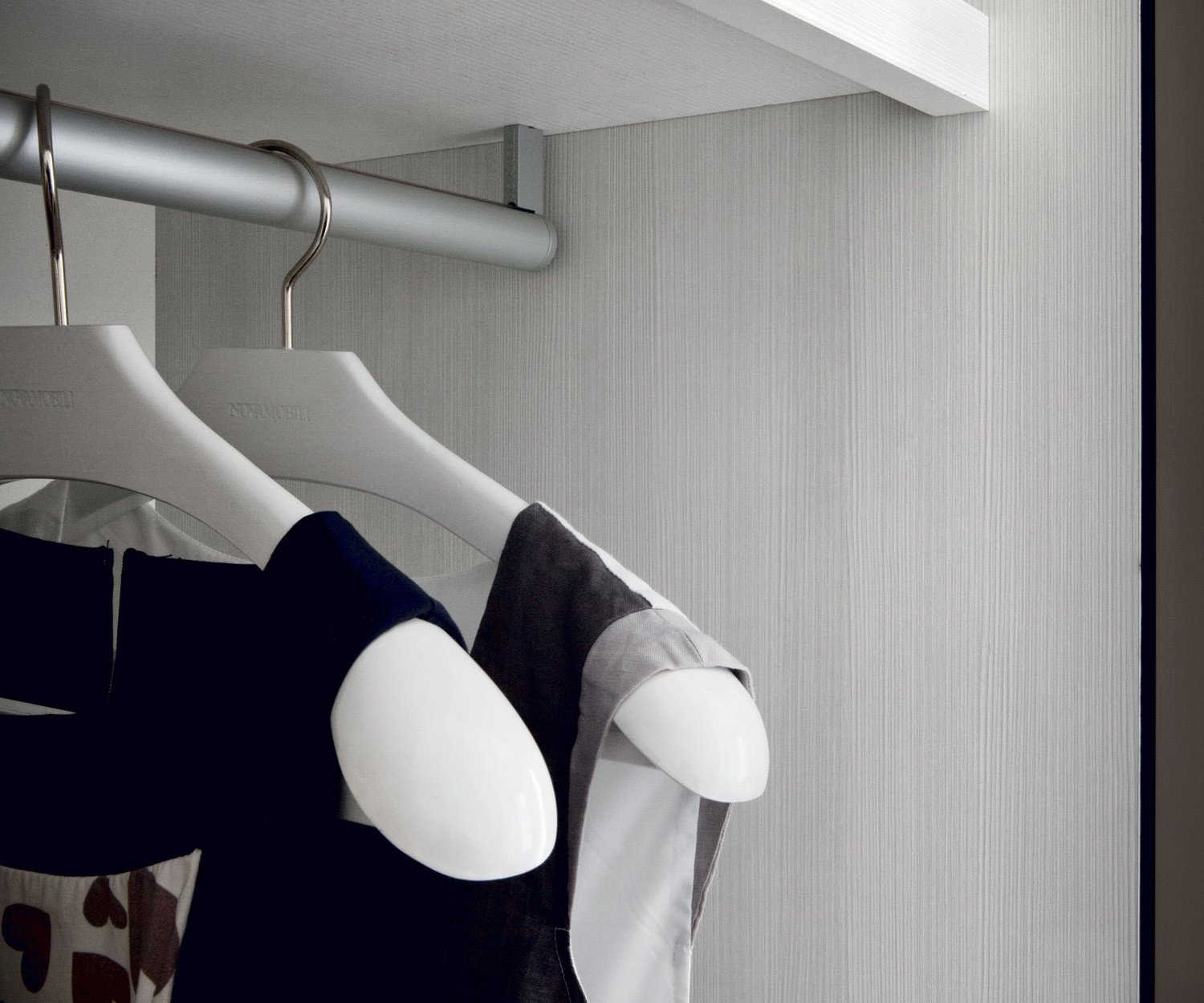 Details of the Armadi Magnum clothes rail from Novamobili as an accessory for wardrobes