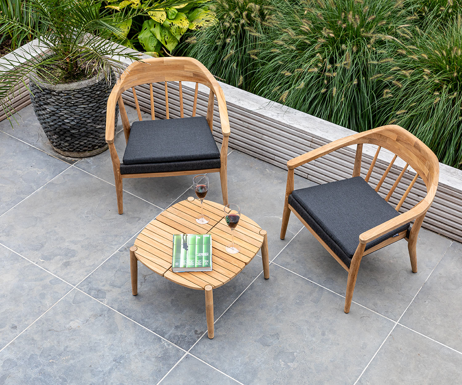 Weatherproof Oasiq Copenhagen design lounge chair with side table